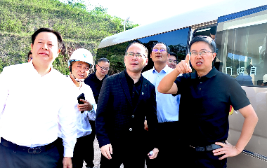 宜賓市南溪區(qū)委書記、南溪經(jīng)開區(qū)黨工委書記劉剛率隊調(diào)研遠東宜賓智能產(chǎn)業(yè)園