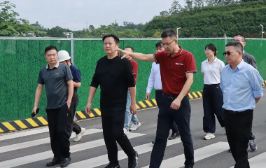 三江新區(qū)（臨港經(jīng)開區(qū)）黨工委委員、南溪經(jīng)開區(qū)管委會(huì)主任李勇率隊(duì)調(diào)研遠(yuǎn)東股份宜賓智能產(chǎn)業(yè)園