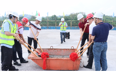 喜封金頂！宜賓遠(yuǎn)東電纜二期交聯(lián)機(jī)主機(jī)樓圓滿封頂，產(chǎn)能升級(jí)再啟新程。